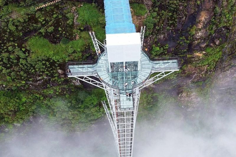 Trải nghiệm độ sâu hun hút nhìn từ trên xuống khi đi thang máy ngoài trời tại Cầu kính Rồng Mây