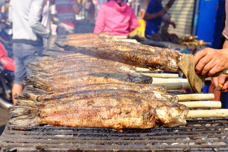 Cá suối nướng Sapa ngọt thịt, không tanh, tròn vị hơn khi ăn cùng nước chấm công thức truyền thống